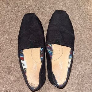 Black toms. Size 6.5. Great condition